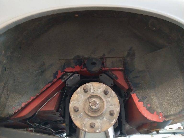 Radkasten mit altem Unterbodenschutz